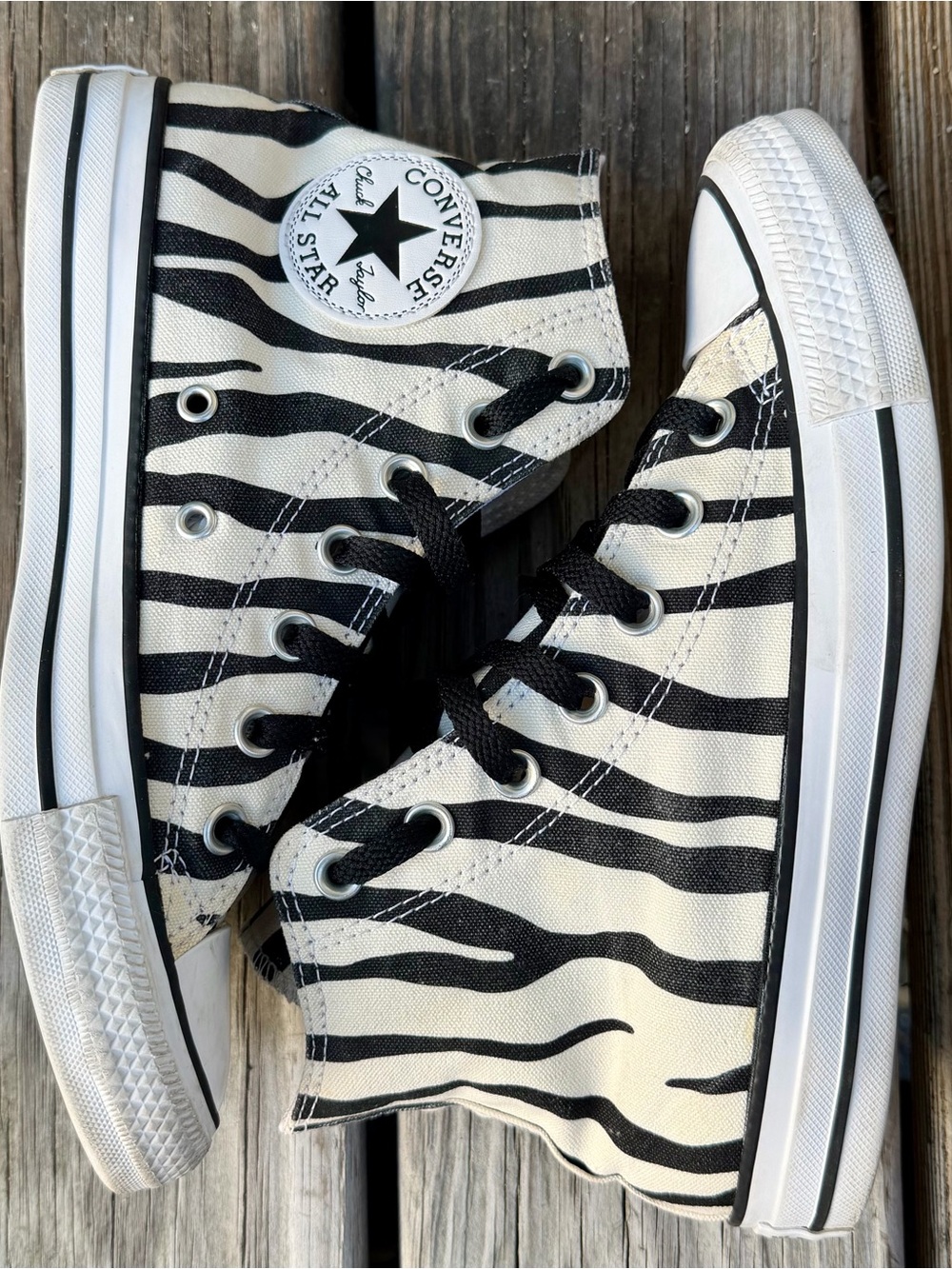 Converse Chuck Taylor High Top Sneakers - Women’s Size 7.5 - Picture 4 of 8